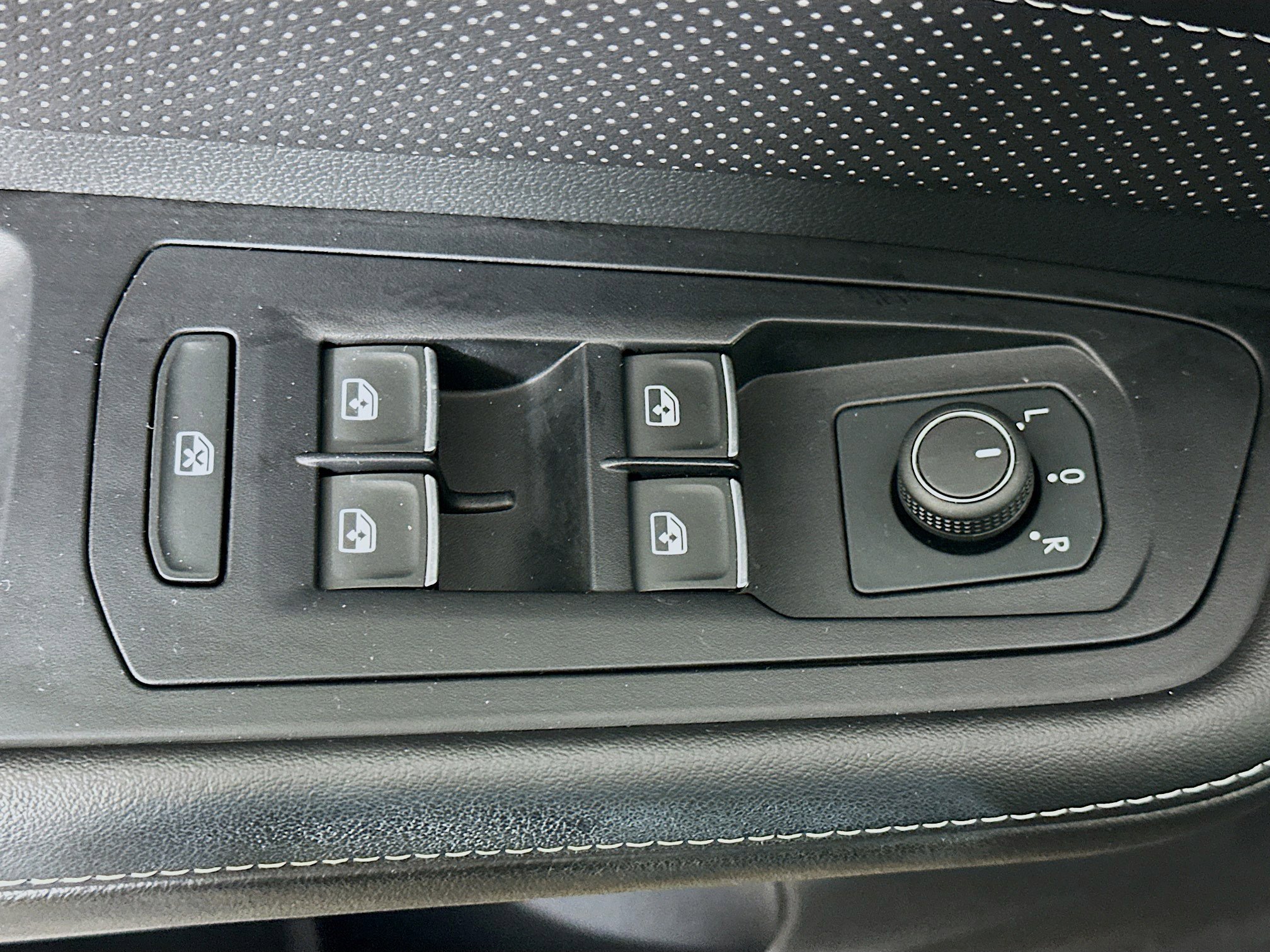 Used 2025 Volkswagen Atlas SE image 15