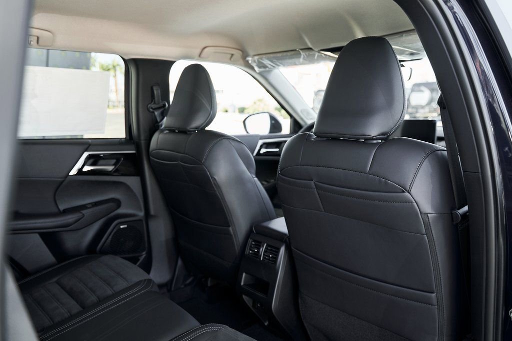 Used 2025 Mitsubishi Outlander SE FWD image 26