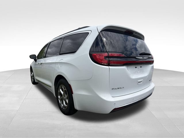 Used 2023 Chrysler Pacifica Limited FWD image 2