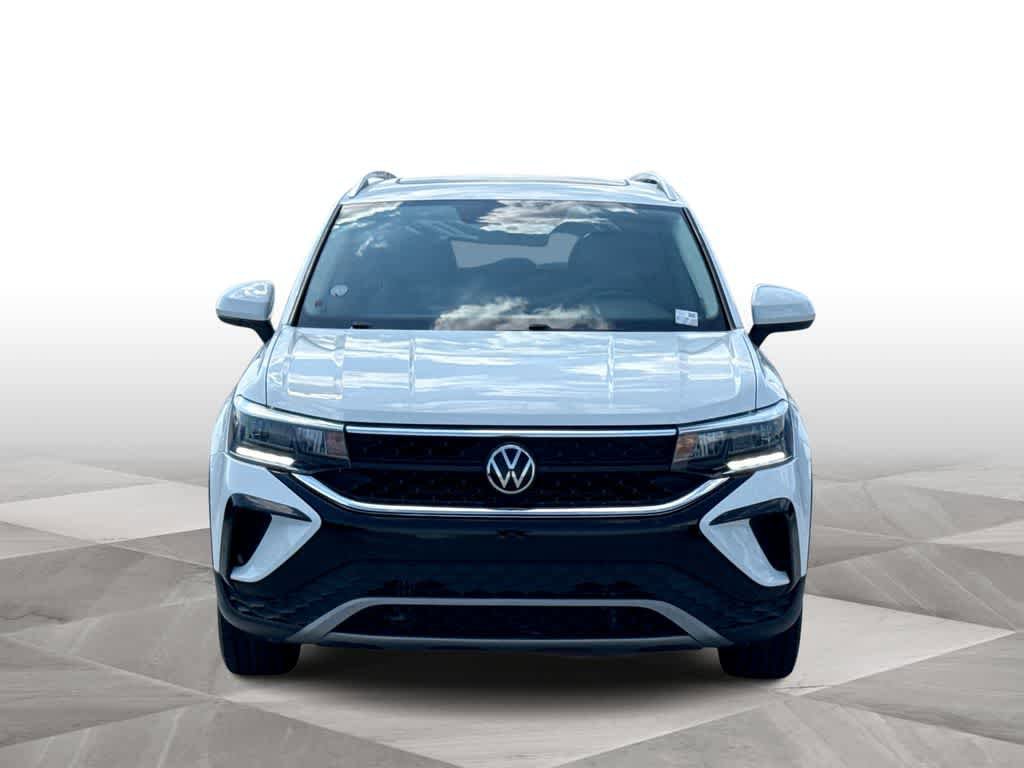 Used 2022 Volkswagen Taos SE w/ Panoramic Sunroof Package FWD image 3