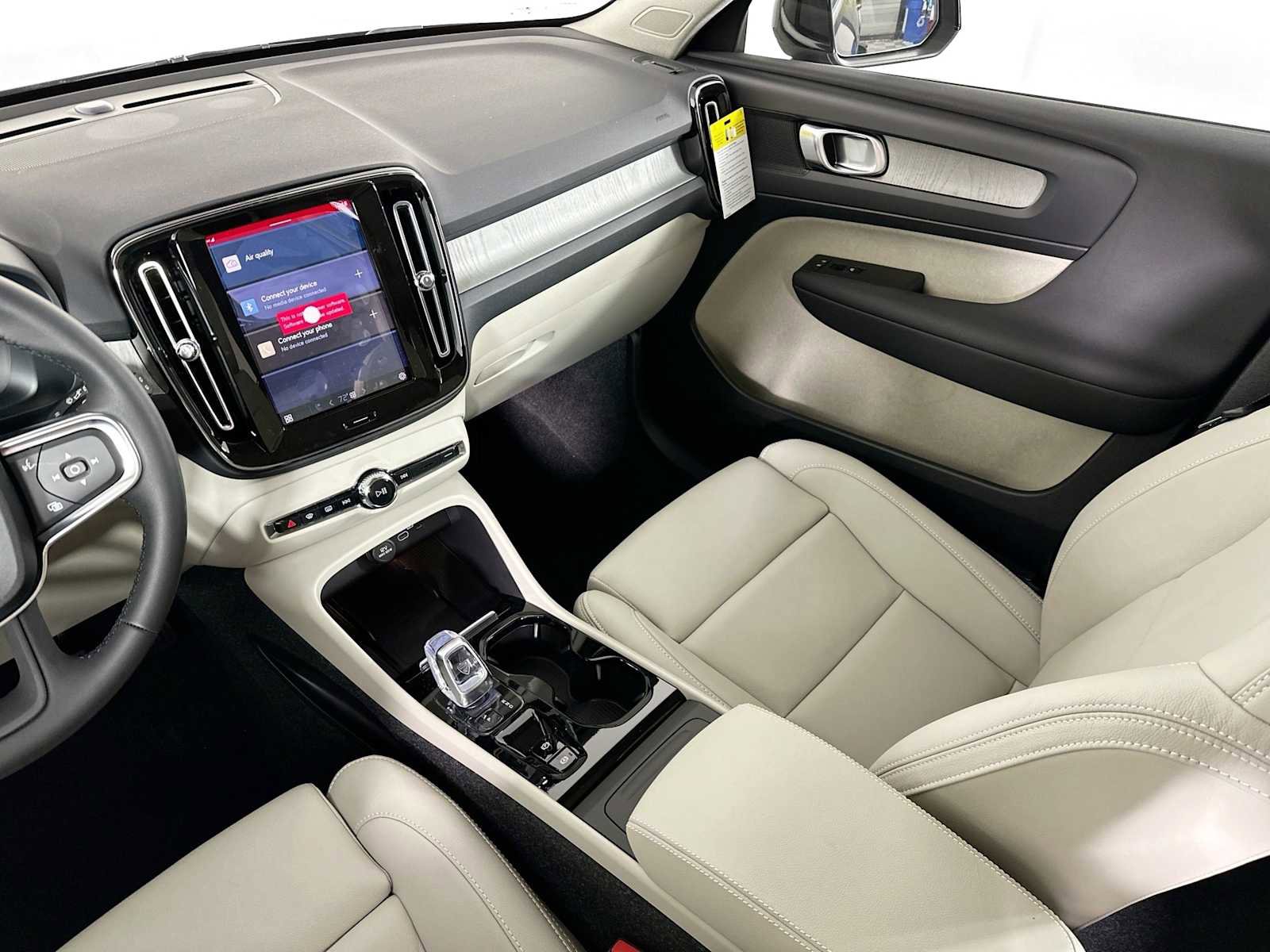 Certified 2025 Volvo XC40 B5 Plus w/ Protection Package Premier image 21