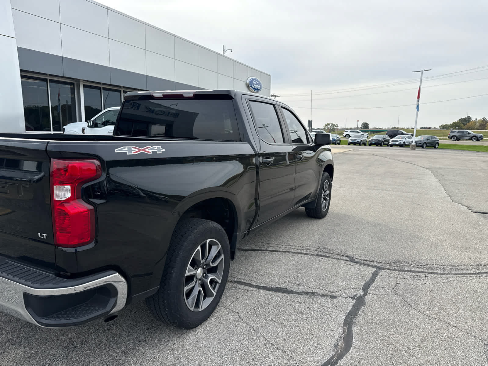 Used 2022 Chevrolet Silverado 1500 LT AWD/4WD image 7