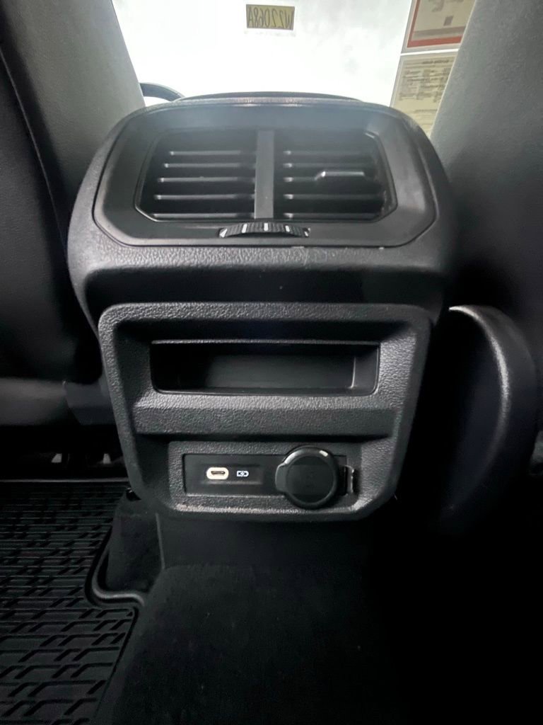 Used 2021 Volkswagen Tiguan SE image 17