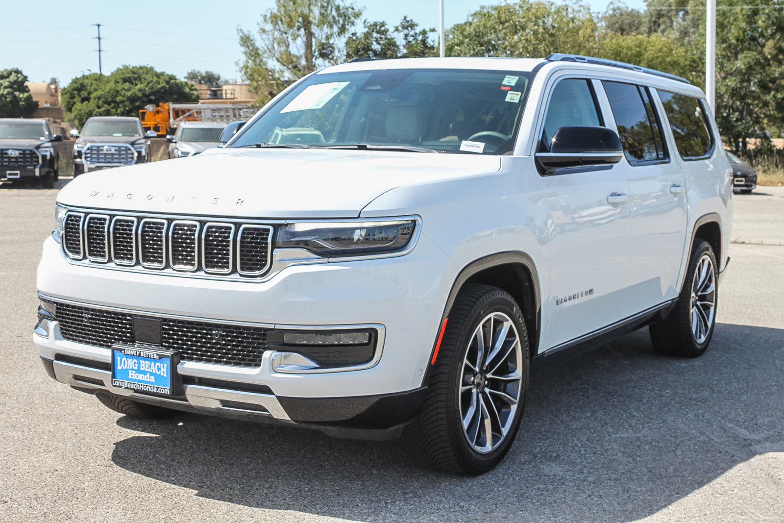Used 2023 Jeep Wagoneer L Series III w/ Premium Group I image 3
