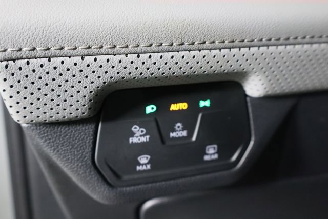 Used 2025 Volkswagen Atlas Peak Edition SE image 23