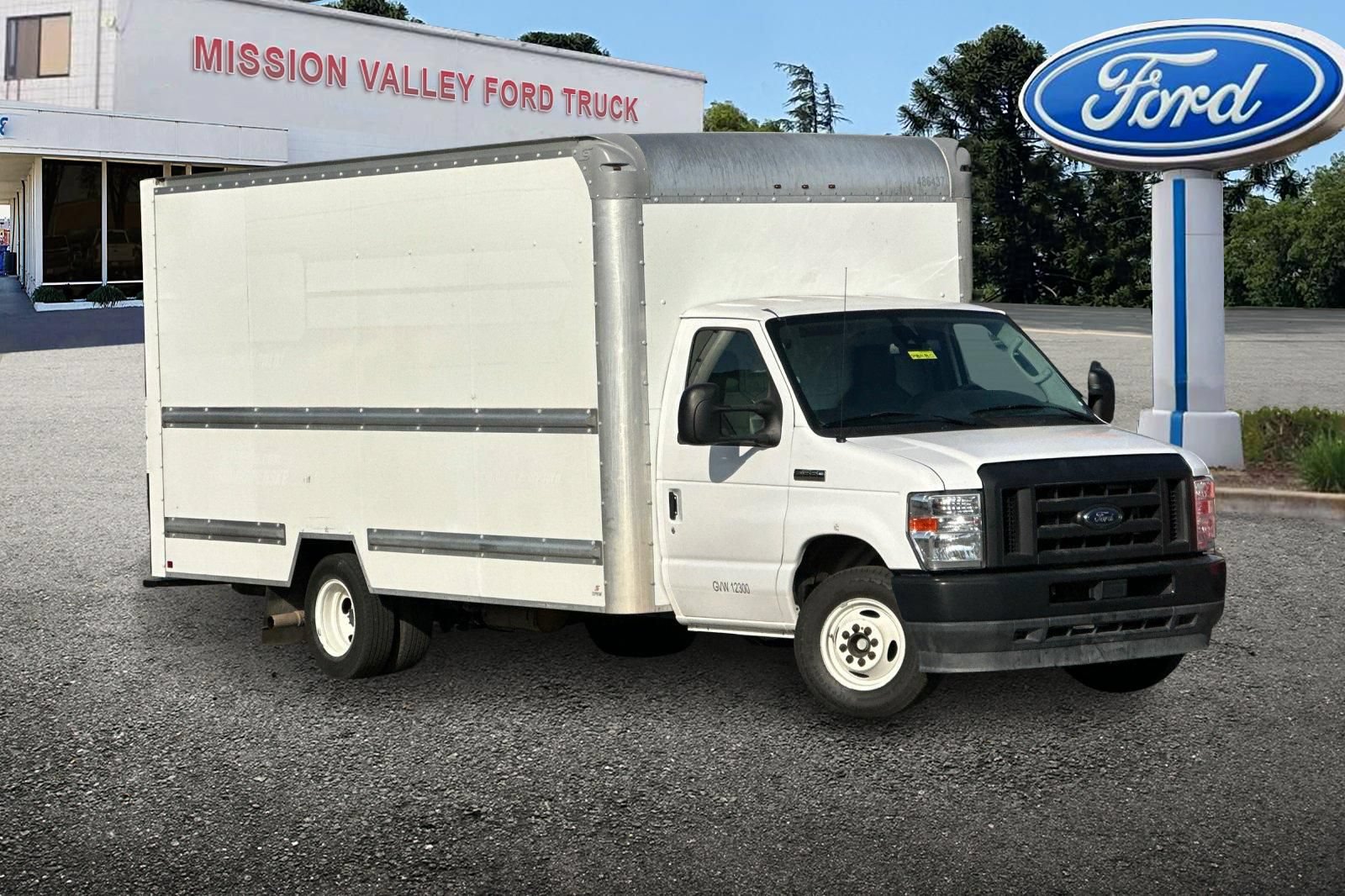 Used 2022 Ford E-350 and Econoline 350 Super Duty RWD image 2