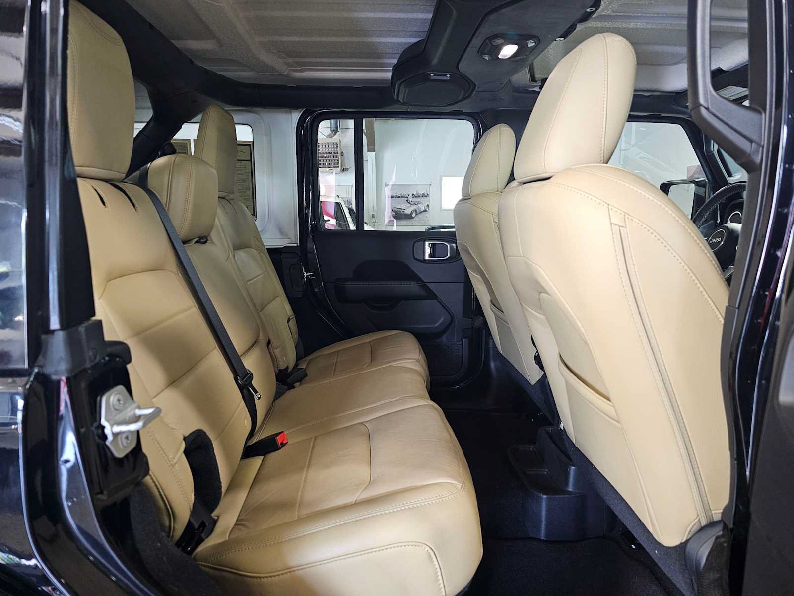 Used 2018 Jeep Wrangler Unlimited Sahara AWD/4WD image 12