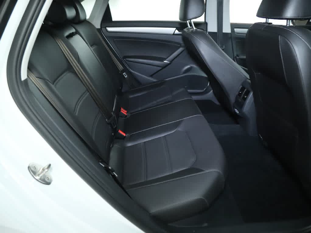 Certified 2022 Volkswagen Passat 2.0T SE FWD image 32