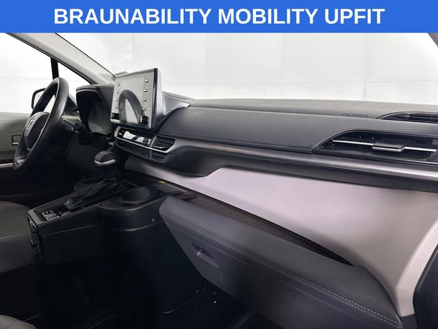 Used 2021 Toyota Sienna XLE w/ XLE Plus Package image 29