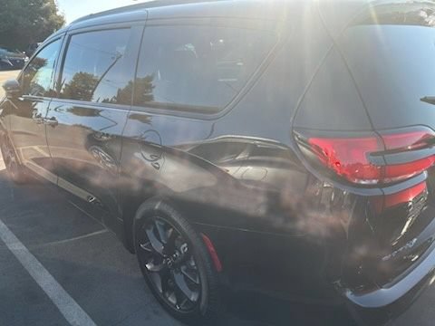 Used 2025 Chrysler Pacifica Limited FWD image 3