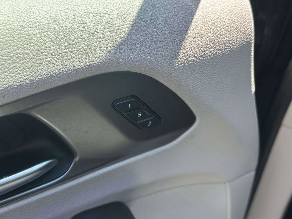 Used 2023 Chrysler Pacifica Touring-L FWD image 16