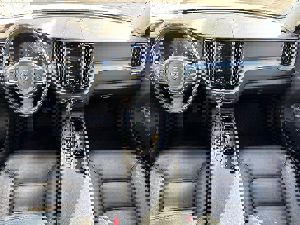 Used 2018 Volvo XC60 T6 Momentum w/ Convenience Package image 11