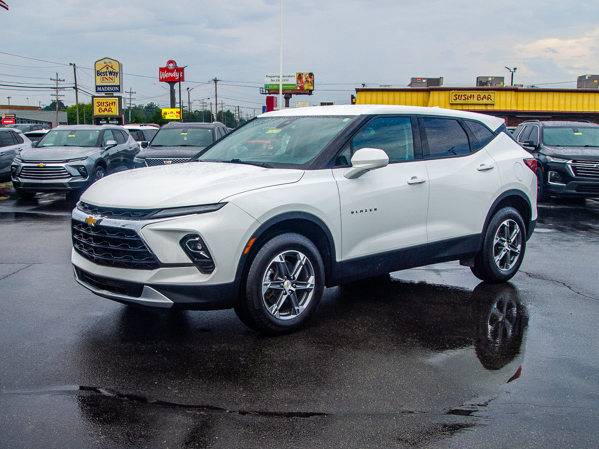 Used 2024 Chevrolet Blazer LT FWD image 3