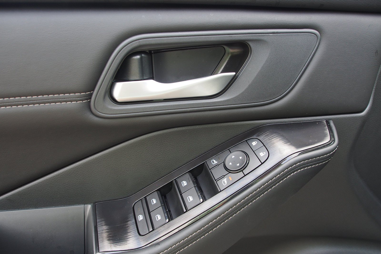 New 2026 Nissan Rogue Dark Armor FWD image 18
