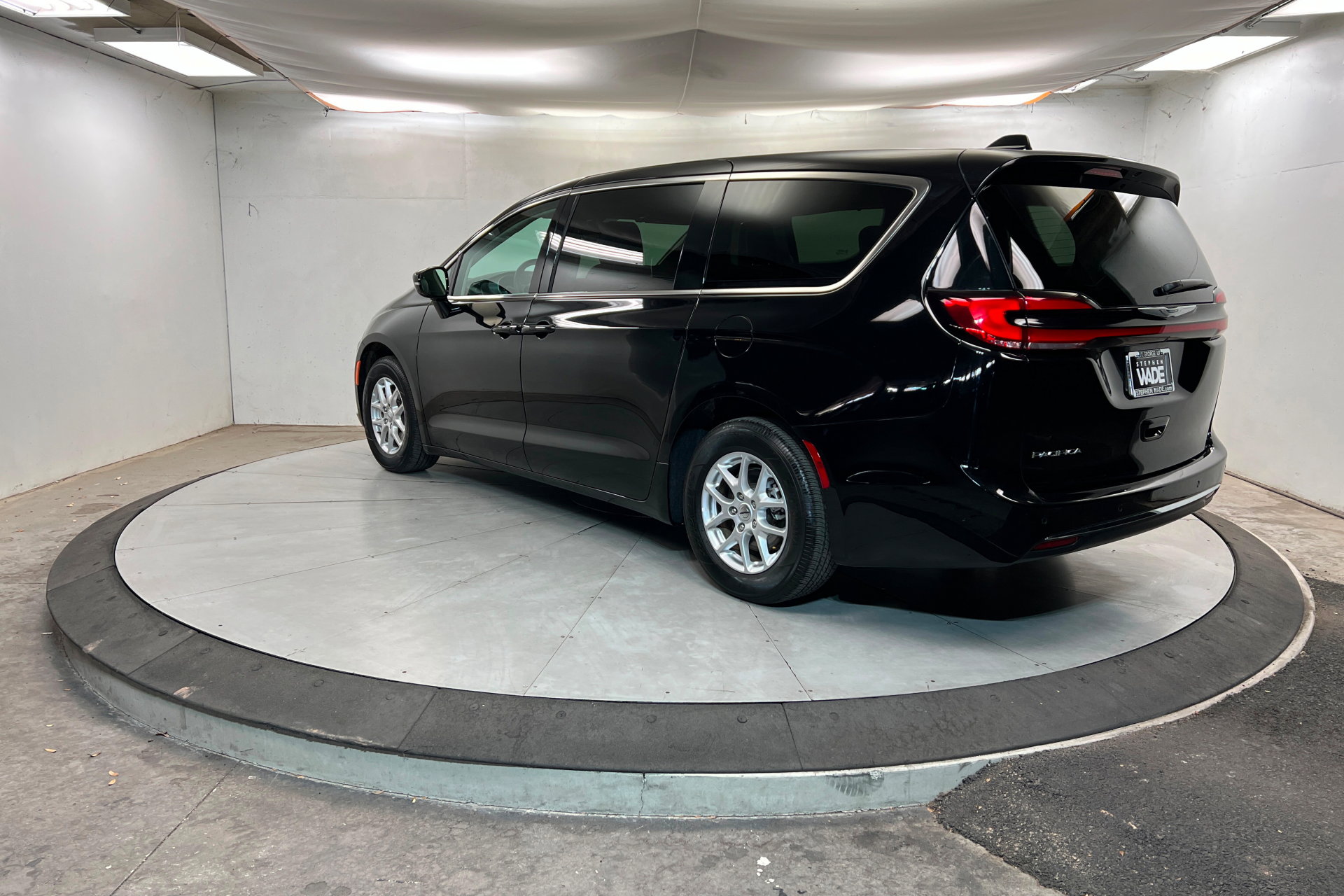 Used 2024 Chrysler Pacifica Touring-L FWD image 3