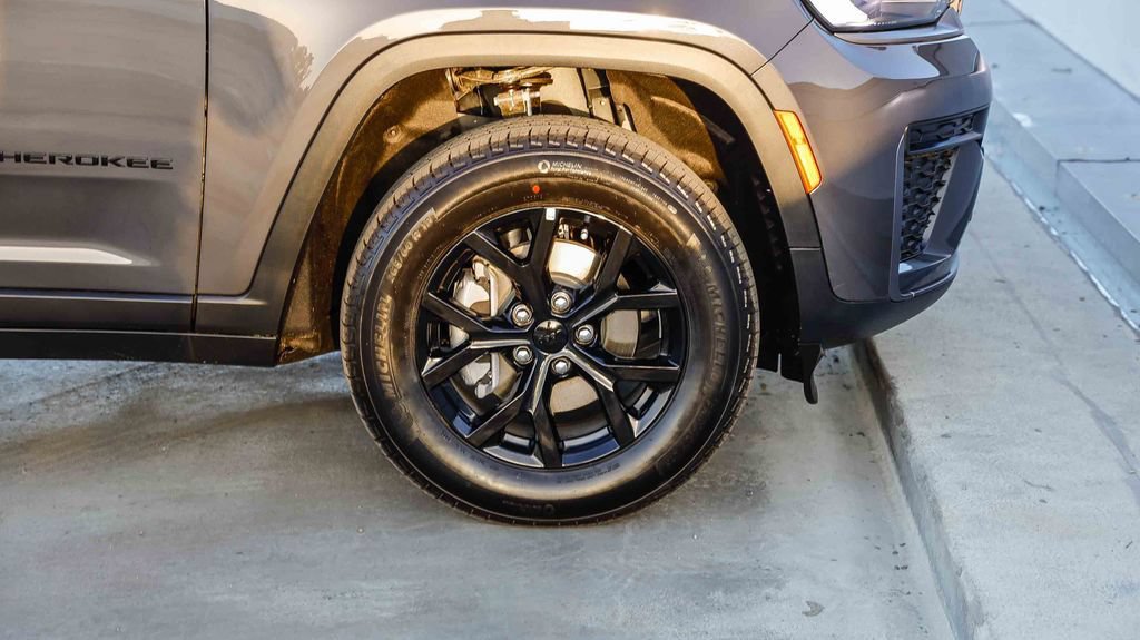 New 2026 Jeep Grand Cherokee Altitude RWD image 11