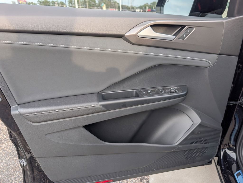 New 2026 Volkswagen Taos SE image 10