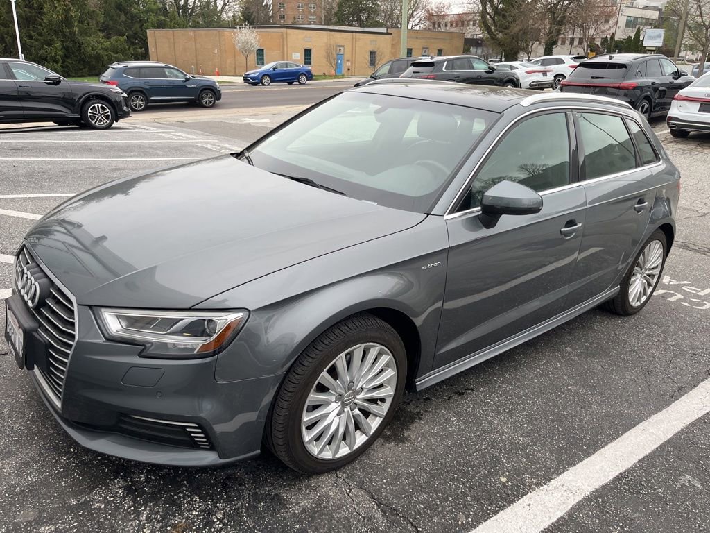 Used 2018 Audi A3 e-tron Premium Plus w/ Technology Package FWD image 2