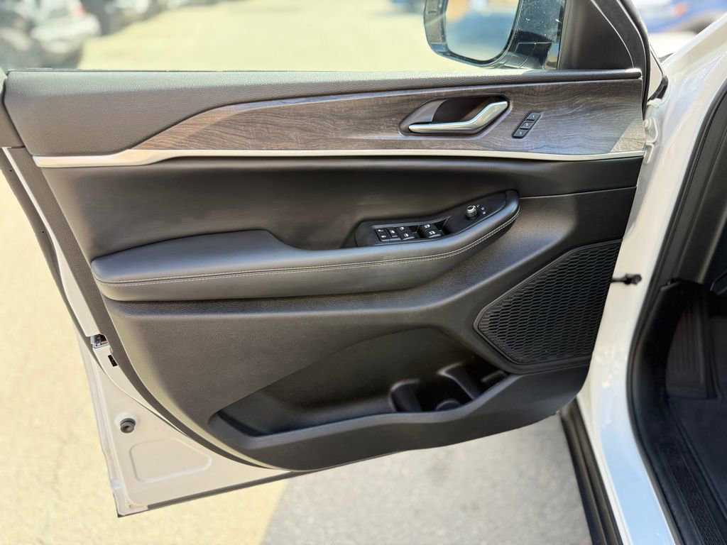 Used 2023 Jeep Grand Cherokee L Limited image 20