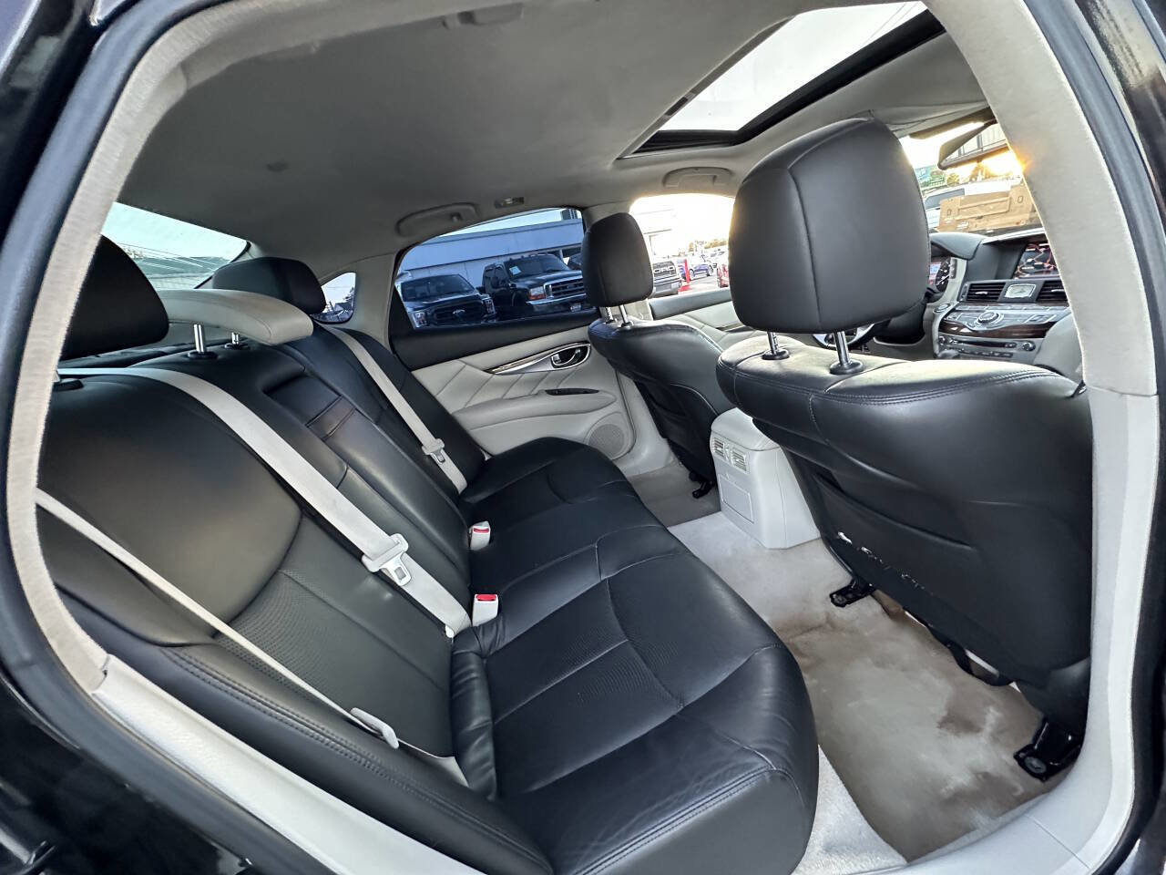 Used 2011 INFINITI M37 x w/ Deluxe Touring Pkg image 13
