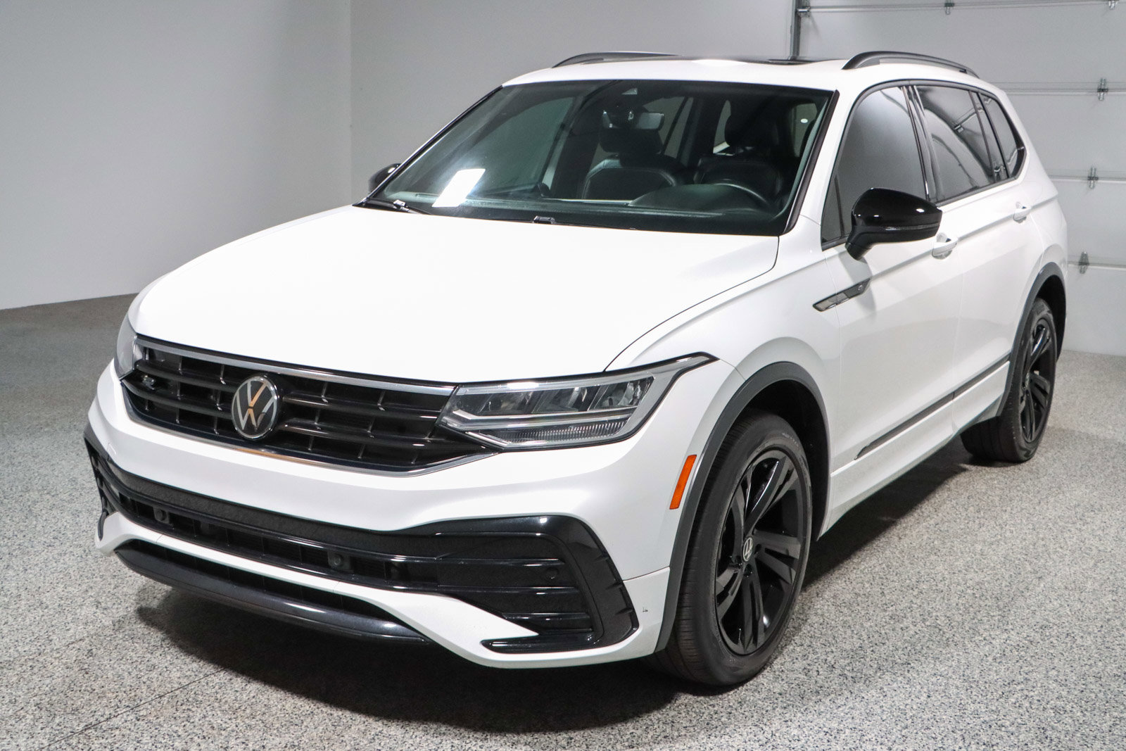 Used 2024 Volkswagen Tiguan SE R-Line FWD image 34