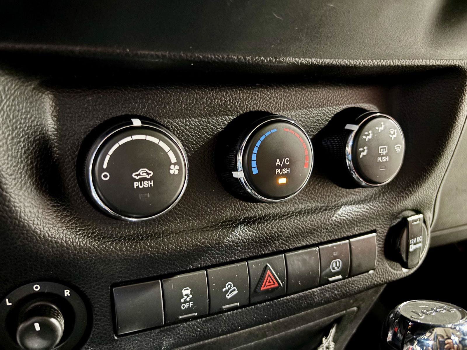 Used 2013 Jeep Wrangler Unlimited Sahara AWD/4WD image 30