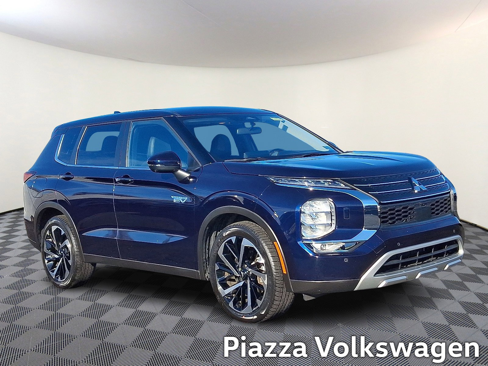 Used 2023 Mitsubishi Outlander SE image 1