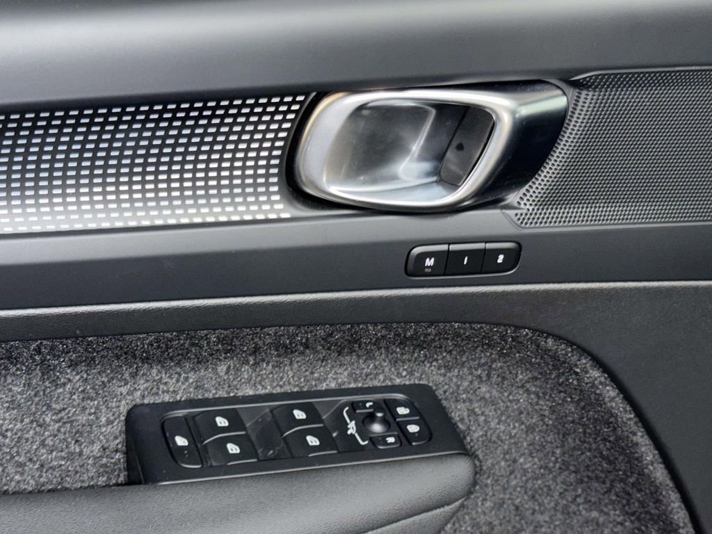 Used 2023 Volvo XC40 B5 Plus w/ Climate Package image 21