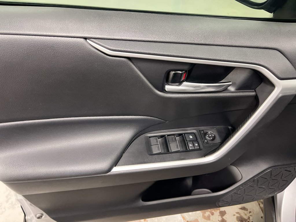 Used 2022 Toyota RAV4 XLE AWD/4WD image 20