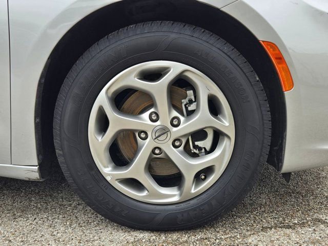 Used 2024 Chrysler Pacifica Limited FWD image 33