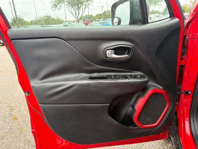 Used 2015 Jeep Renegade Trailhawk AWD/4WD image 11