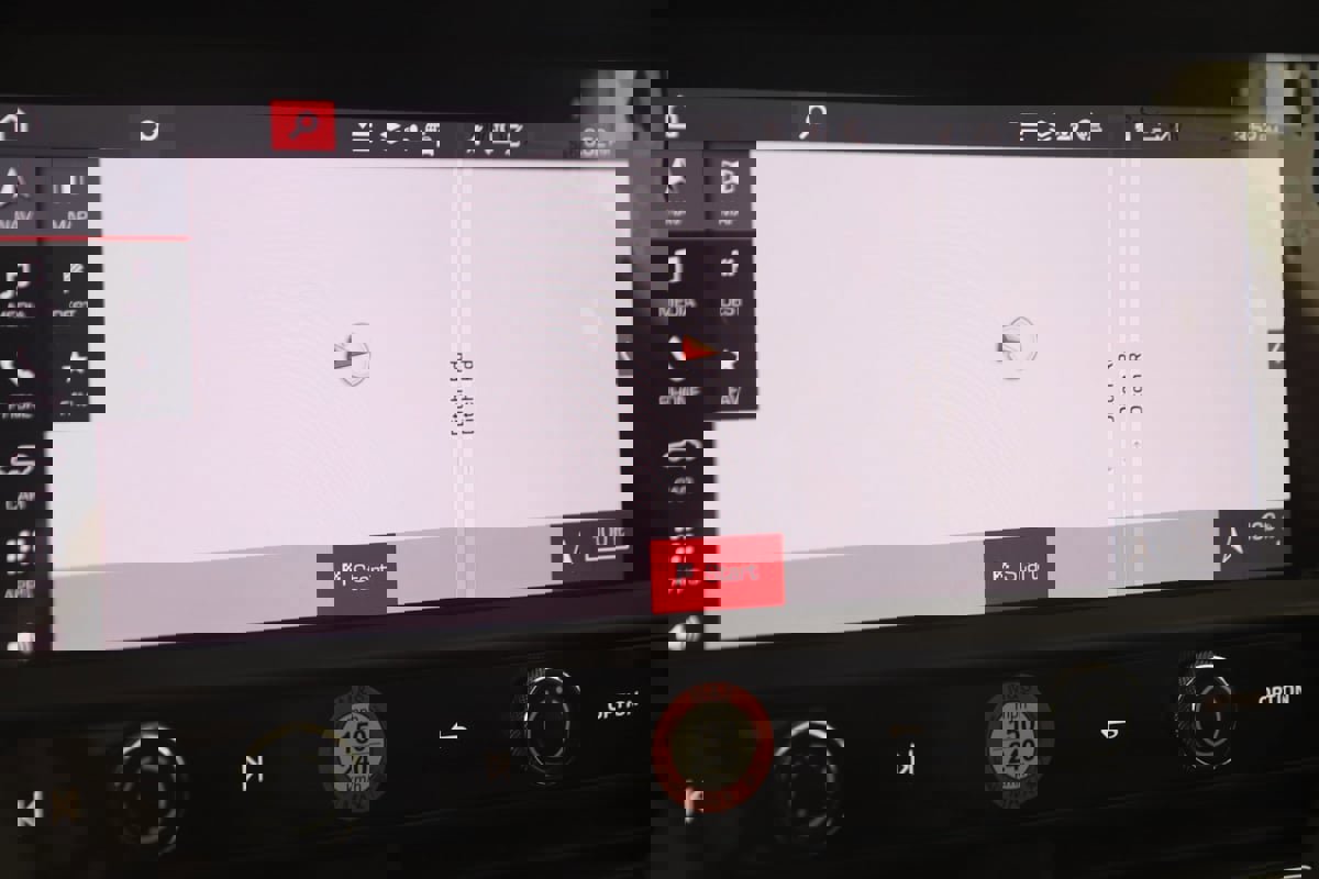 Used 2025 Porsche Macan image 9