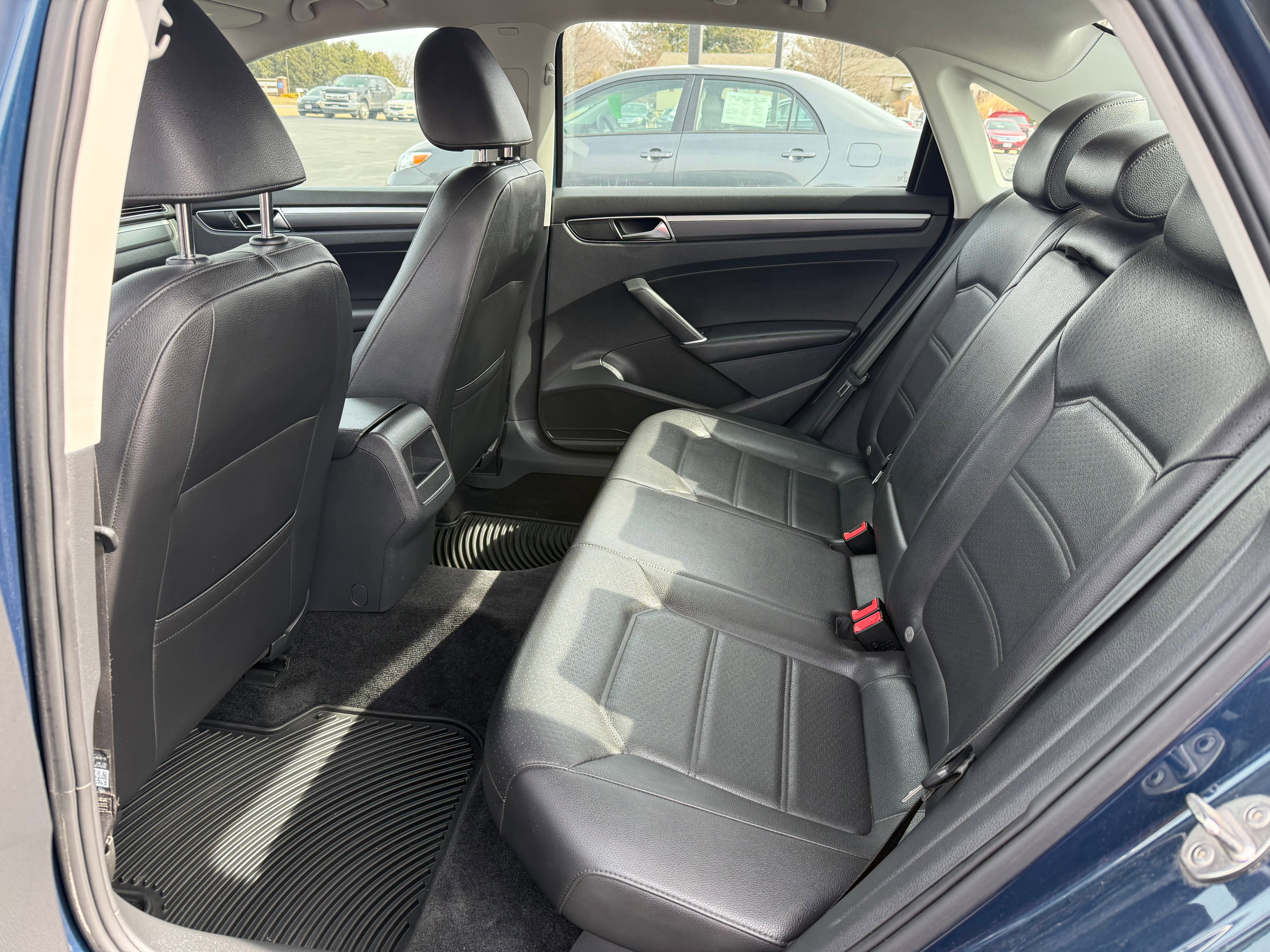 Used 2018 Volkswagen Passat 2.0T R-Line w/ R-Line Lighting Package FWD image 7