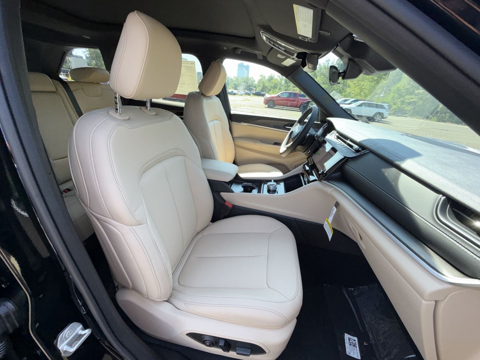New 2026 Jeep Grand Cherokee Limited w/ Limited Altitude Package AWD/4WD image 27