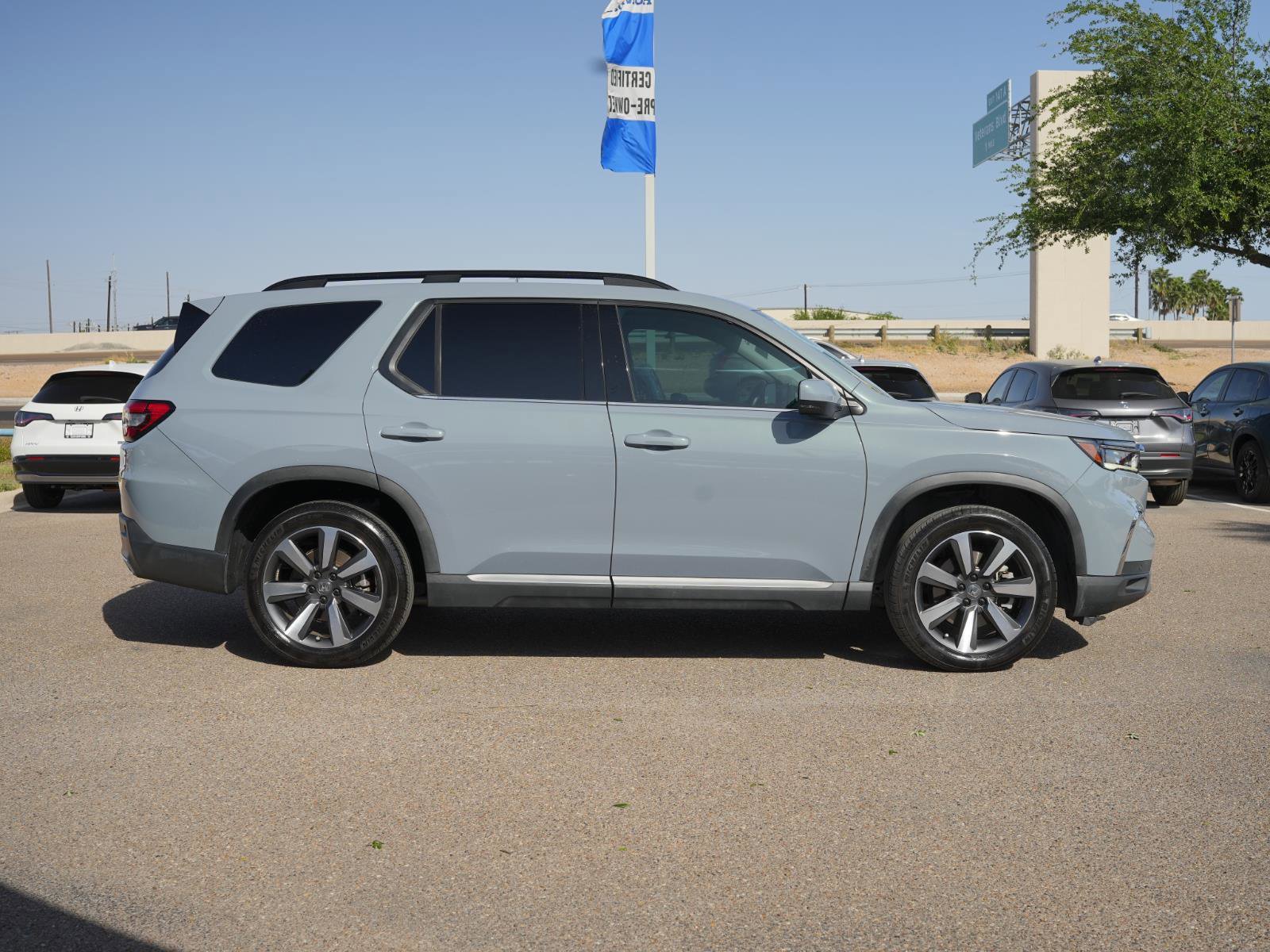 Used 2025 Honda Pilot Touring image 4