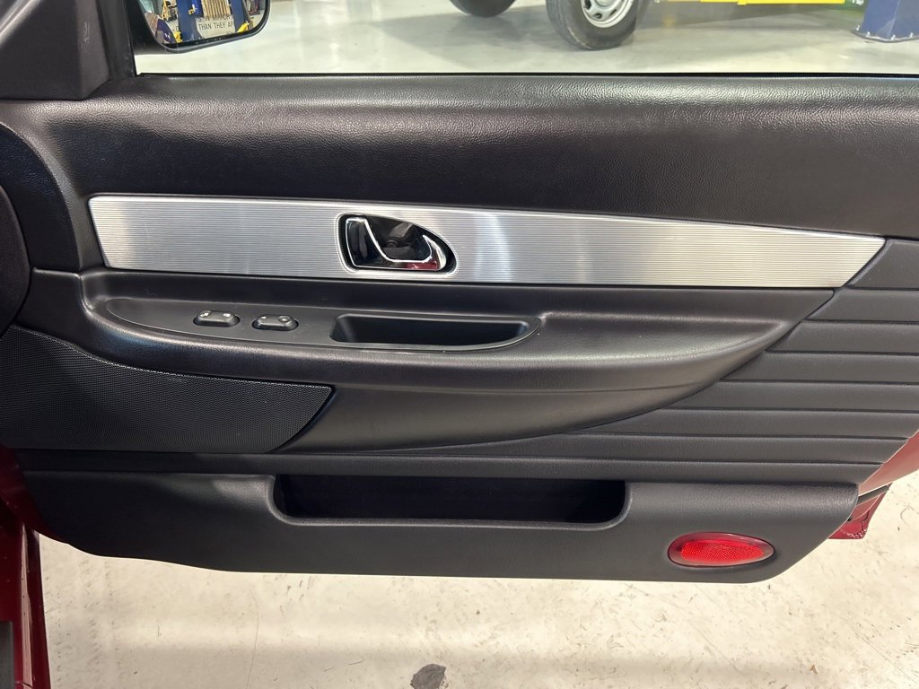 Used 2004 Ford Thunderbird image 26