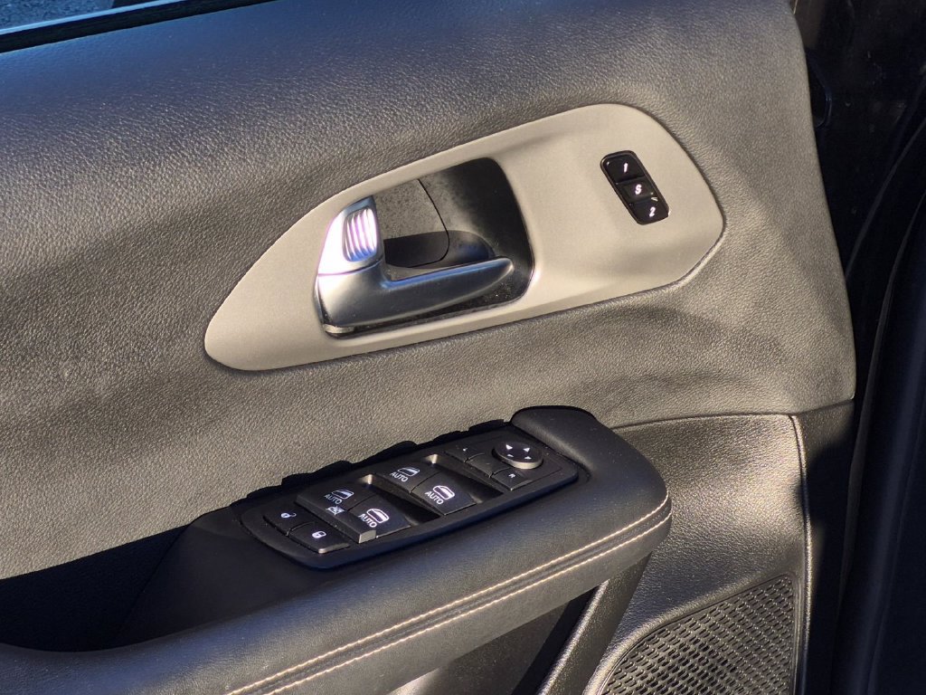 Used 2025 Chrysler Pacifica Select FWD image 12