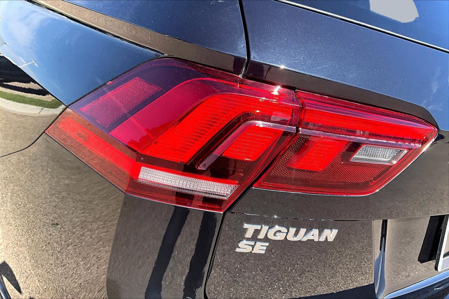 Used 2020 Volkswagen Tiguan SE R-Line AWD/4WD image 32