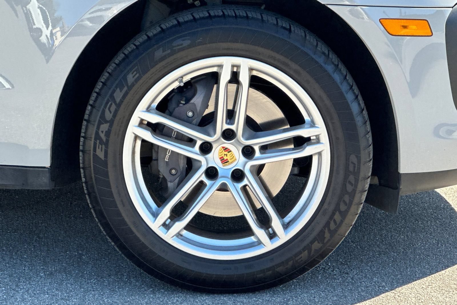 Used 2025 Porsche Macan AWD/4WD image 40