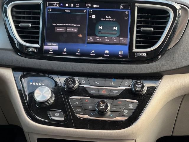 Used 2024 Chrysler Pacifica Touring-L FWD image 16