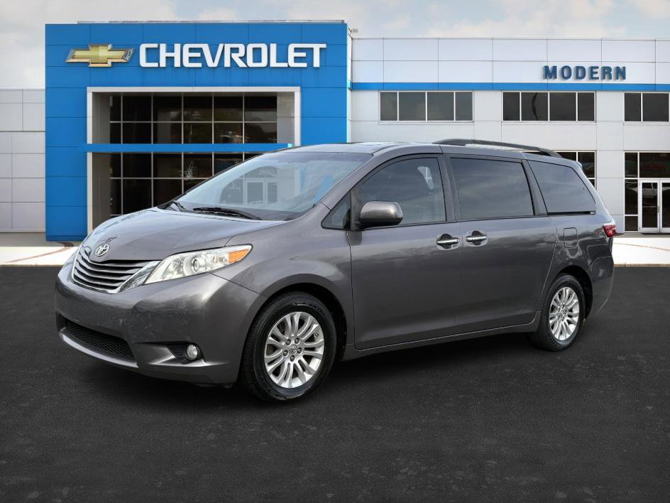 Used 2016 Toyota Sienna XLE image 1