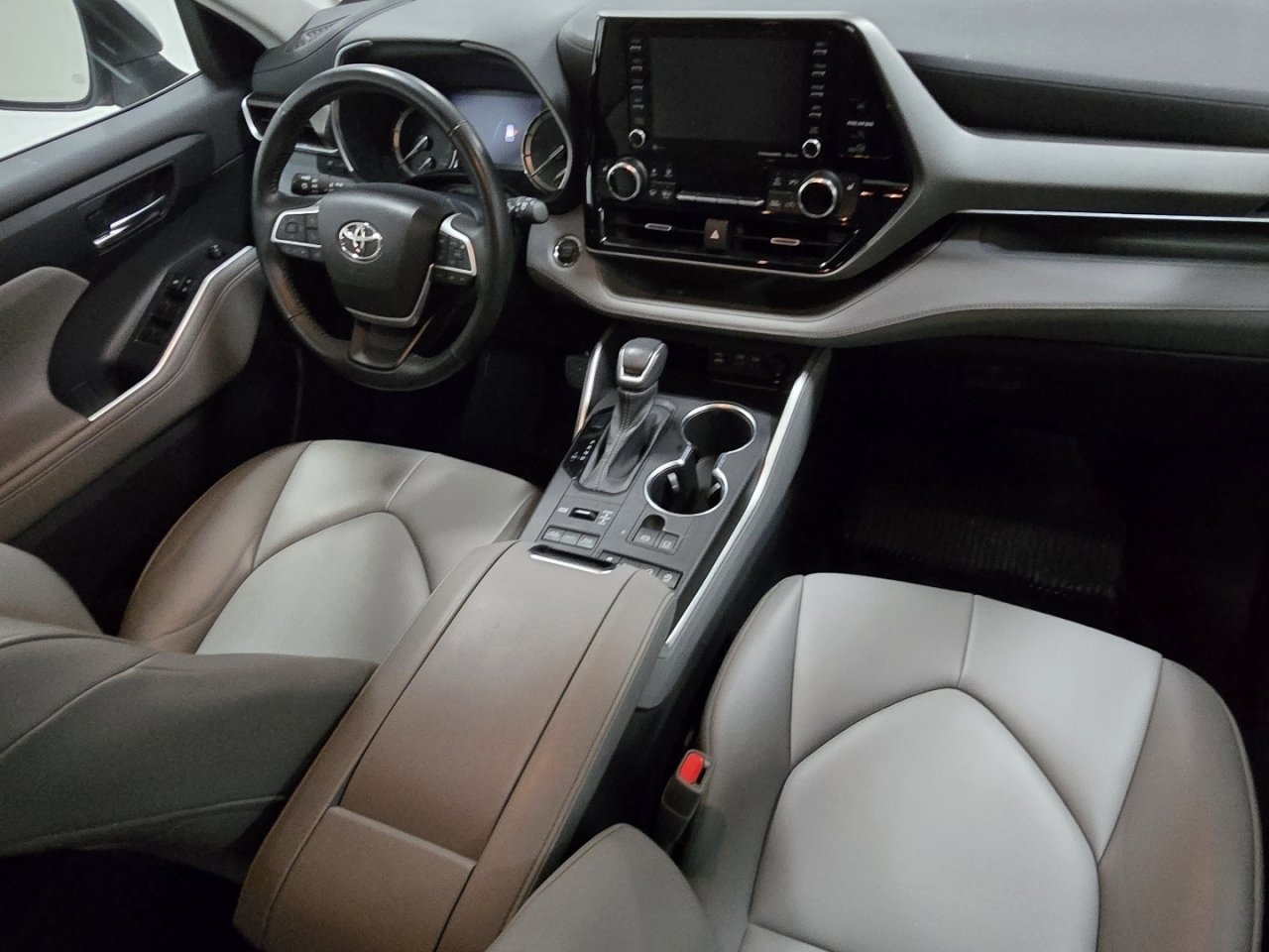 Used 2022 Toyota Highlander XLE image 23