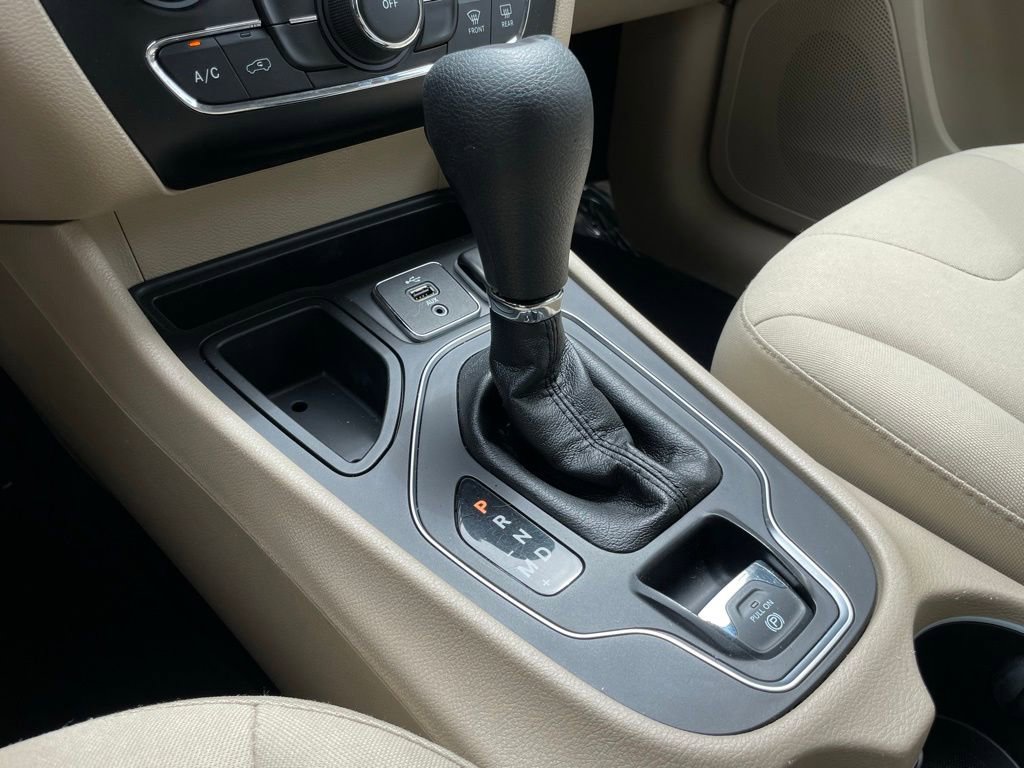 Used 2019 Jeep Cherokee Latitude w/ Popular Appearance Group FWD image 21
