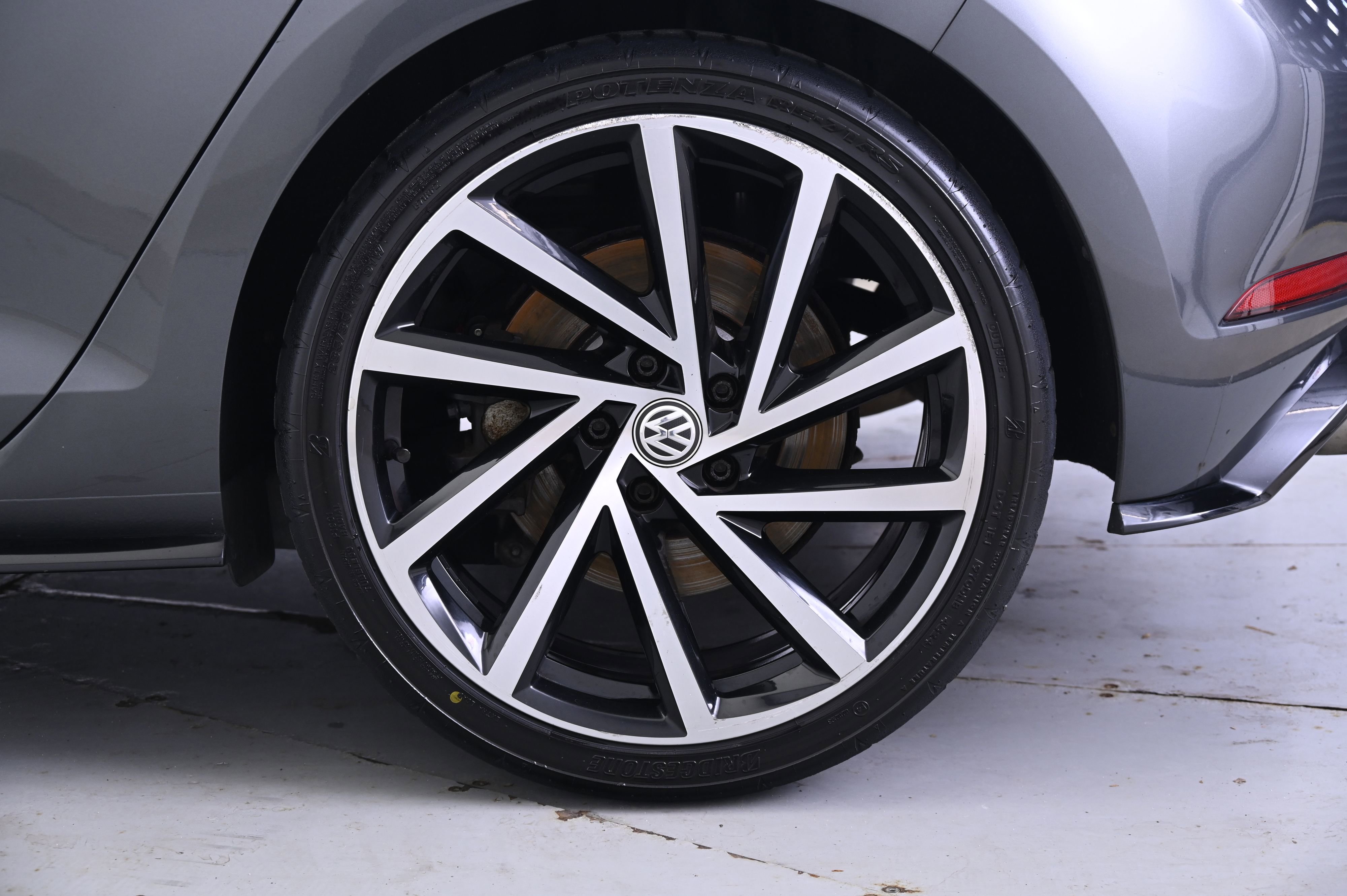 Used 2018 Volkswagen Golf R 4-Door image 12