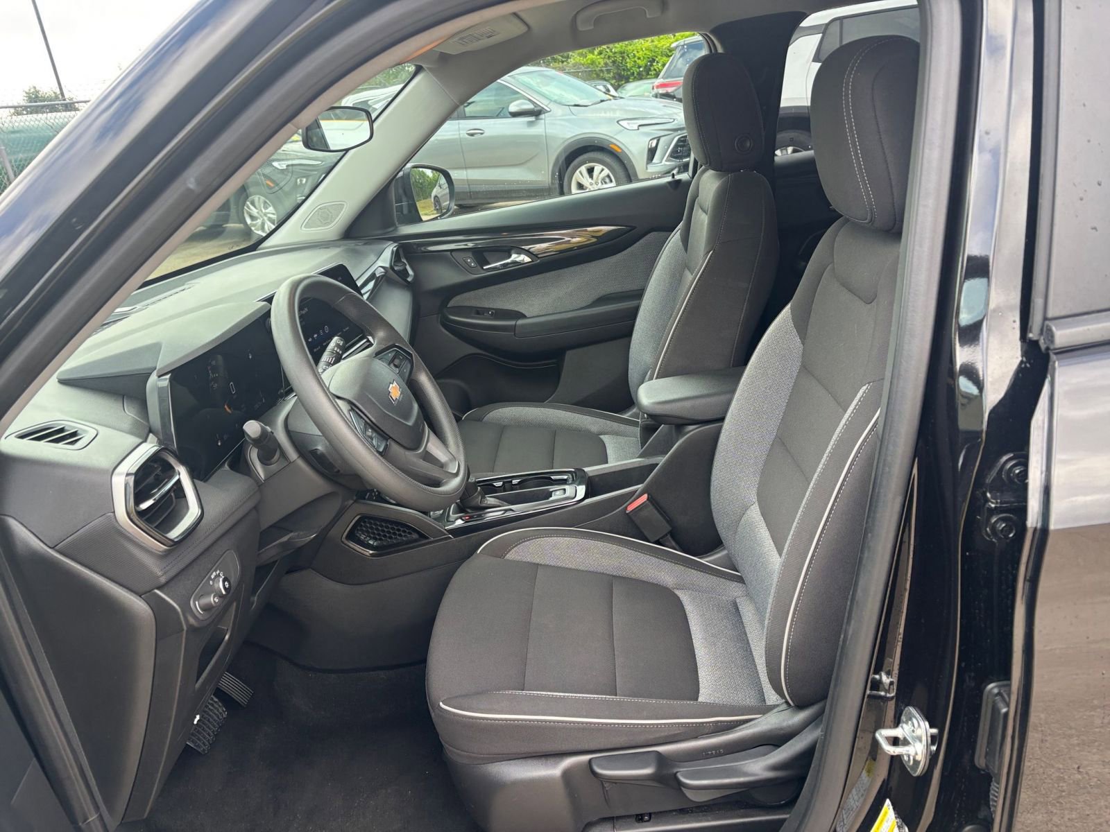 Used 2025 Chevrolet TrailBlazer LT FWD image 25