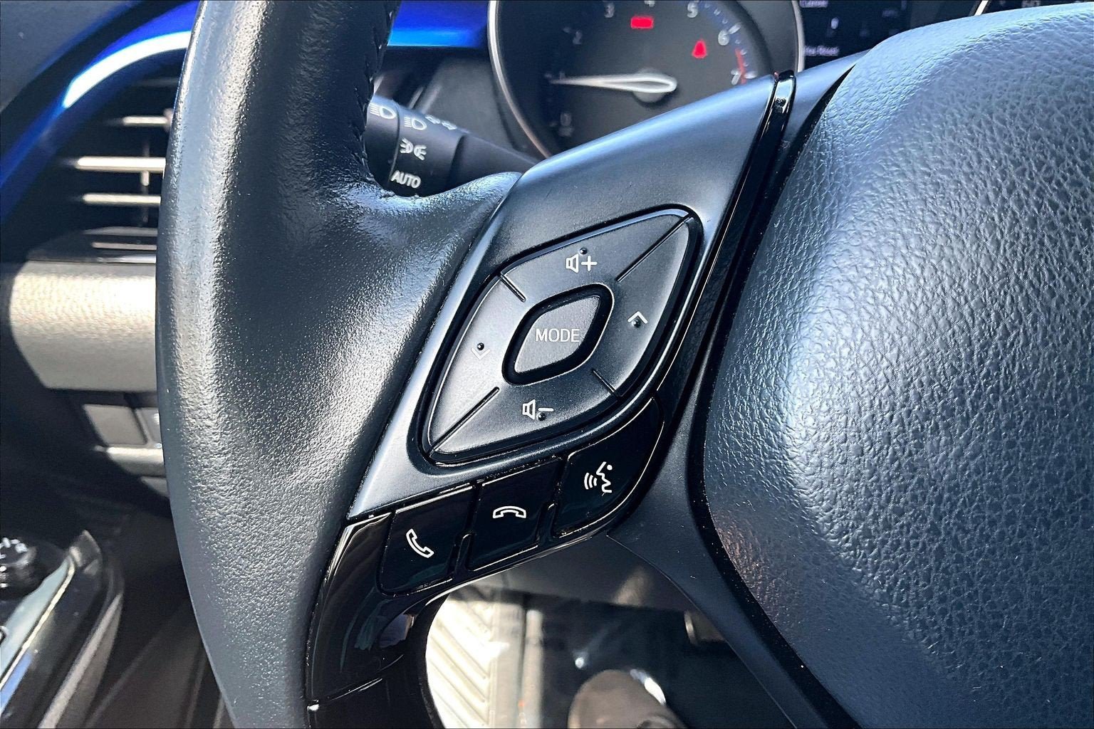 Used 2022 Toyota C-HR XLE FWD image 16