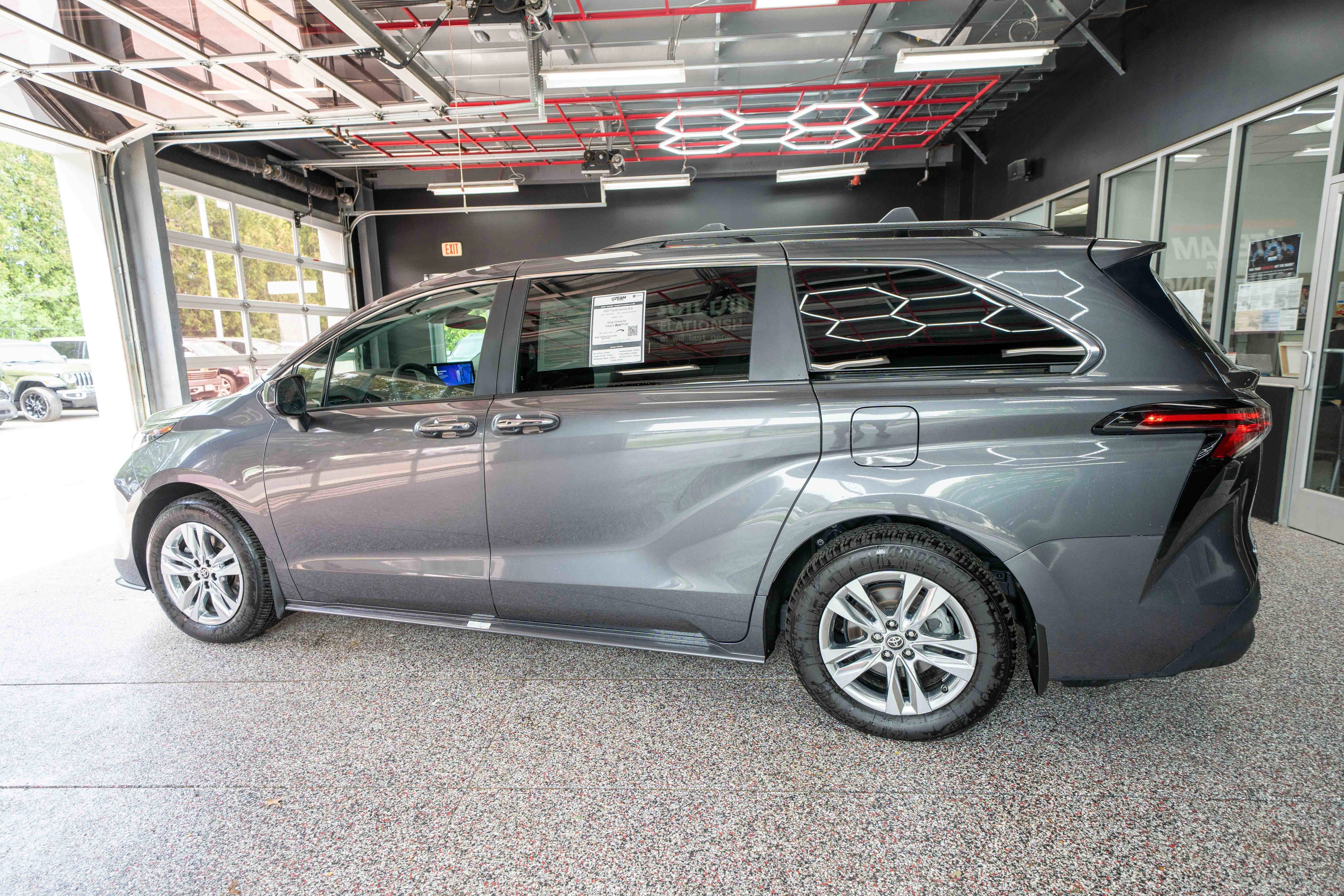 Used 2025 Toyota Sienna XLE w/ XLE Plus Package AWD/4WD image 2