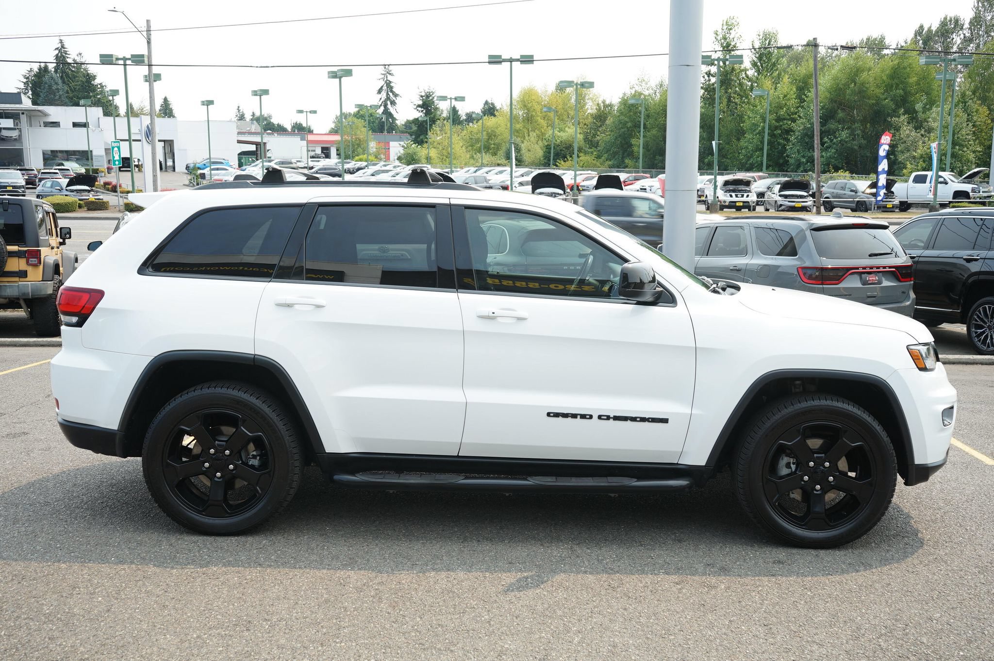 Used 2019 Jeep Grand Cherokee Laredo AWD/4WD image 6