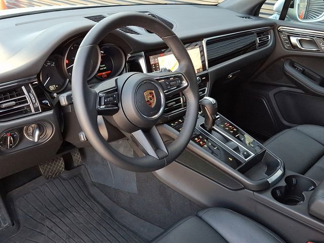 Certified 2026 Porsche Macan AWD/4WD image 4
