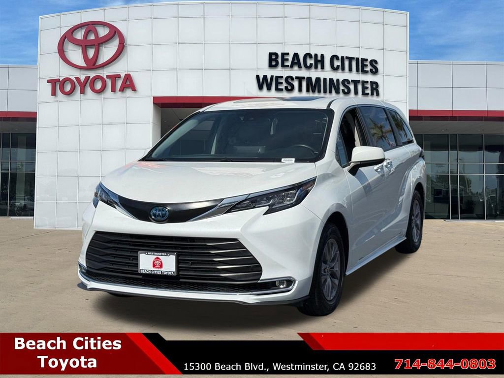 Certified 2022 Toyota Sienna XLE image 5